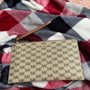 michael kors wristlet